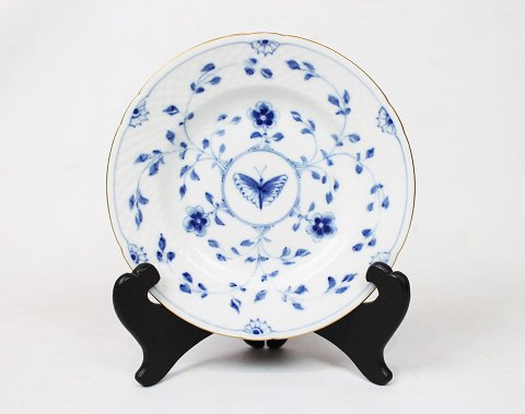 Kagetallerken med guld kant i Kipling Sommerfugl af Bing & Grøndahl.
500m2 showroom.
