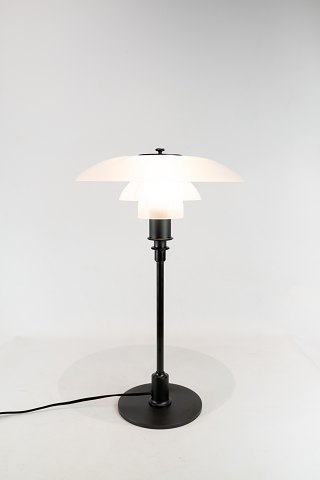 PH 3/2 bordlampe med sort stel og mat glas skærme, designet af Poul Henningsen 
og fremstillet hos Louis Poulsen. 
