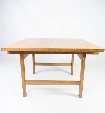 Coffee table in oak designed by Hans J. Werner and manufactured by PP Furniture. 

