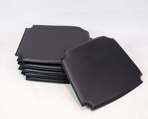 Set of 6 Cushions - Fit Model CH24 - Black Leather - Hans J. Wegner
Great condition
