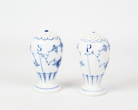 Set Of Salt & Pepper Shakers - No. 52B - Porcelain - Blue Painted - Blue Fluted 
- Bing & Grondahl
Great condition
