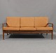 Tre personers sofa i palisander og hynder af cognac farvet læder, af dansk design fra 1960erne.5000m2 udstilling.