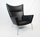 Wingchair, model CH445, i sort elegance læder af Hans J. Wegner og Carl Hansen og Søn.5000m2 udstilling.
