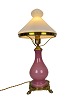 Bordlampe med stel af rosa opaline glas og skærm af hvidt opalline glas, samt 
fod af messing, af Fyns Glasværk fra 1930erne. 
Flot stand
