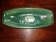 Ovalt fad med grøn glasur med skitse af en bjørn. L:33 cm. 5000 m2 udstilling.